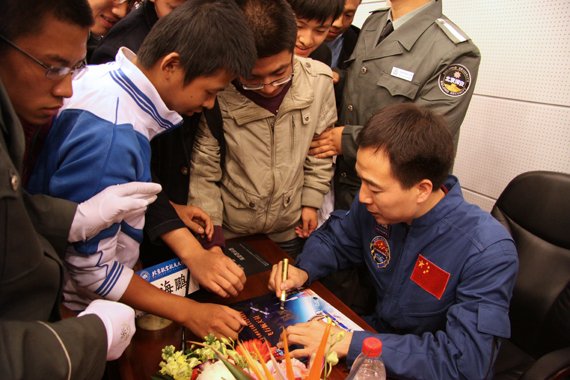 星空体育官网优惠活动食堂里那块小屏幕